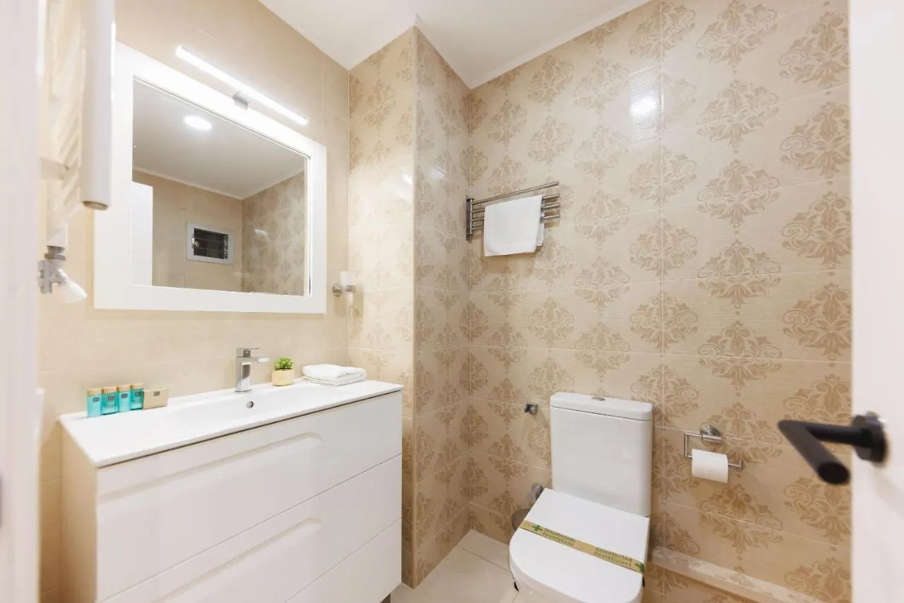 Bravissimo Figuerola, Spacious 3-Bedroom Apartment Girona 0*,